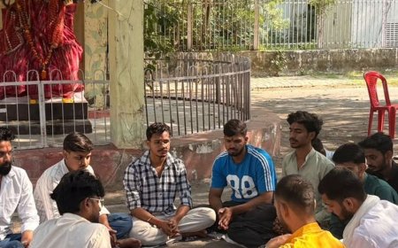 LU में सरस्वती प्रतिमा के सामने छात्रों ने किया हवन:कुलपति, DSW और चीफ प्रोवोस्ट को सद्बुद्धि देने की कामना; 5वें दिन भी धरना जारी