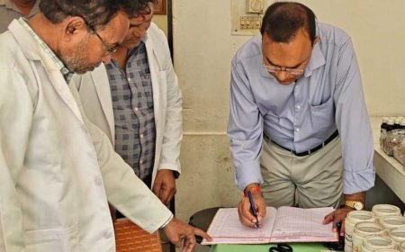 CMO के निरीक्षण में 7 कर्मचारी गायब, रोका गया वेतन:तुलसीपुर सीएचसी में व्यवस्थाओं की खुली पोल, खंगाला गया रजिस्टर