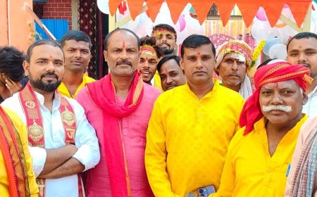 महराजगंज में कलश विसर्जन शोभायात्रा:दुर्गा मंदिर परिसर से निकली यात्रा, वैदिक मंत्रोच्चार संग हुआ प्रतिमा विसर्जन