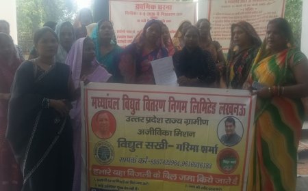अम्बेडकर नगर में विद्युत सखियों ने डीएम को सौंपा ज्ञापन:आईडी कार्ड, ड्रेस, बकाया भुगतान और नियमित काम-निश्चित वेतन की मांग