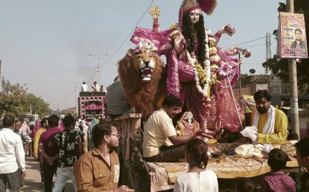 कुरारा में दुर्गा प्रतिमाओं का विसर्जन:रिठारी, चकोठी, जल्ला और बेरी की प्रतिमाएं बेतवा में विसर्जित