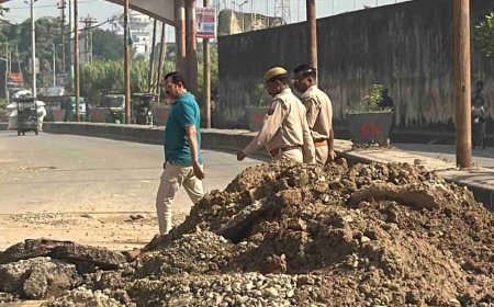 रामपुर में पाइपलाइन खराब होने से सड़क पर जलभराव:जिला कारागार के सामने 5 दिन से एक तरफ का रास्ता बंद, राहगीर परेशान
