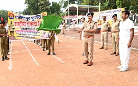 ललितपुर में दौड़े पुलिसकर्मी:एसपी ने अधिकारियों-कर्मचारियों को सरदार पटेल की जयंती पर राष्ट्रीय एकता की शपथ दिलाई