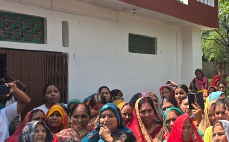 असिस्टेंट कमांडेंट की लाश से लिपटकर रोइ मां:अंबेडकरनगर में तिरंगे के साथ अंतिम संस्कार, जम्मू-कश्मीर में गोलीबारी में गई थी जान