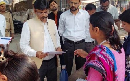 हाथरस में वोटर लिस्ट पुनरीक्षण के लिए लगे कैंप:छूटे नाम जुड़वाने और विवरण बदलने के लिए लोगों ने भरे फॉर्म, अधिकारियों ने किया निरीक्षण