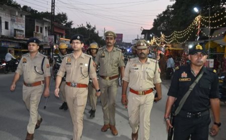 महराजगंज में एसपी ने किया पैदल मार्च:नवरात्रि पर सुरक्षा व्यवस्था का जायजा लिया, लोगों से शांति की अपील की