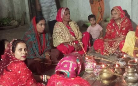 सीतापुर में करवा चौथ का पर्व:महिलाओं ने बादलों बीच दिया अर्घ्य, मोबाइल तस्वीर संग खोला निर्जला व्रत