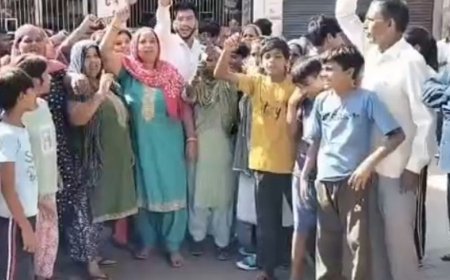 हापुड़ में शराब दुकानों के विरोध में महिलाओं का धरना:अभद्रता का आरोप, हटाने तक धरना जारी रखने की चेतावनी