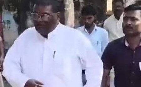 सीतापुर में मतपत्र छीनने पर सपा-भाजपा कार्यकर्ता भिड़े, VIDEO:एजेंट को बूथ से बाहर निकालने का आरोप, एसडीएम ने संभाला मोर्चा