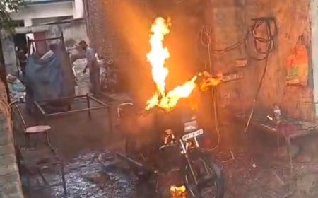 सहारनपुर में वेल्डिंग के दौरान बाइक में लगी आग:चिलकाना बस अड्डे के पास हादसा; पुलिस ने मौके पर पहुंचकर आग बुझाई, कोई घायल नहीं