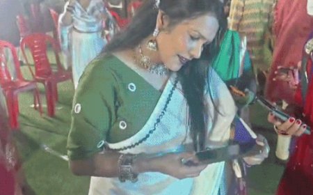 वाराणसी में गरबा में एंट्री से पहले आधार कार्ड चेक:तिलक और हाथ पर मोहर लगाकर दिया प्रवेश, युवक-युवतियों ने खेला डांडिया