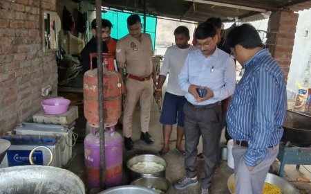 संतकबीरनगर में 40 किलो मिठाई नष्ट कराई:दीपावली से पहले खाद्य विभाग ने दुकानों से चार नमूने लिए, दो दुकानदारों को नोटिस