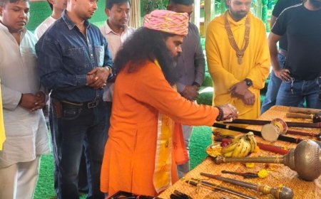 दशहरा पर अनोखी शस्त्र पूजा:मथुरा में चित्रगुप्त पीठ पर हुआ कुदाल,हथौड़े का पूजन, प्रस्तावित कार सेवा के लिए पूजे औजार