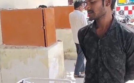 खड़े कंटेनर से बाइक टकराई, युवक की मौत:उन्नाव में दो युवक गंभीर घायल, तीनों बंथरा से मरीज देखकर लौट रहे थे