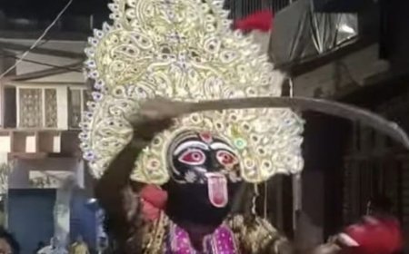 मां काली के जुलूस में तलवारबाजी का प्रदर्शन:जहांगीराबाद में मां काली का भव्य जुलूस, तलवारबाजी देख रोमांचित हुए दर्शक