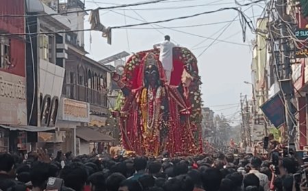 झांसी में सदर बाजार की 'काली' की विसर्जन यात्रा:अंतिम दर्शन को उमड़ी हजारों भक्तों की भीड़, जयकारों के साथ निकली शोभायात्रा