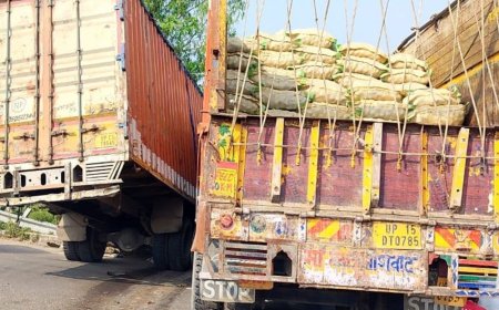 पीलीभीत में बालपुर ओवरब्रिज के नीचे भिड़े दो ट्रक:हाईवे पर लगा लंबा जाम, क्रेन से हटाकर रास्ता खुलवाया गया