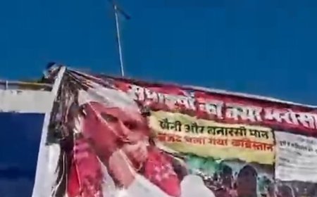 बस्ती में अखिलेश यादव पर विवादित पोस्टर लगाए:जिलाध्यक्ष ने सपा कार्यकर्ताओं से हटवाए, लगाने वाले की पहचान नहीं