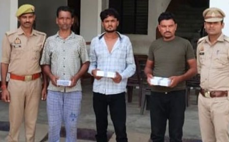 हमीरपुर-राठ के कोटबाजार में सर्राफा दुकान चोरी का खुलासा:झांसी के तीन आरोपी गिरफ्तार; चांदी की तीन छड़ें, बाइक और नकदी बरामद