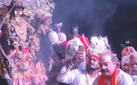 श्री महाकाली जी की शोभायात्रा निकाली गई:कोतवाली प्रभारी ने किया शुभारंभ, देखने पहुंची श्रद्धालुओं की भीड़