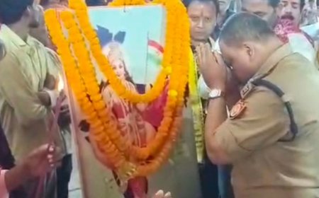 सुल्तानपुर के सीताकुंड घाट पहुंची बड़ी दुर्गा प्रतिमा:नदी का जलस्तर बढ़ने से प्रशासन ने सावधानी बरतने की अपील की