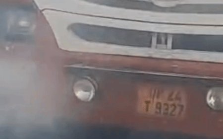 फर्रुखाबाद में अनुबंधित बस में उठा धुंआ:पांचाल घाट पुल पर चालक ने रोकी बस, यात्री उतरे