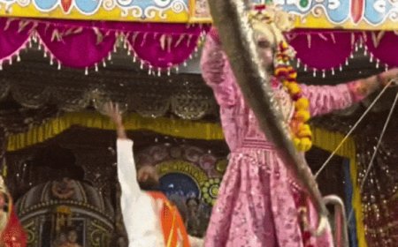 झांसी की राममलीला में विवाह की खुशियों के बाद वनवास:माता सीता को लेकर वनवास पर निकले भगवान, नम हुईं श्रद्धालुओं की आंखें