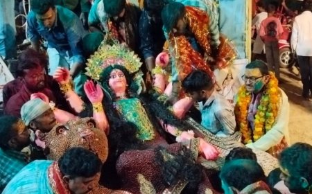 चिलबिला में प्रतिमा विसर्जित:जयकारों के बीच निकली शोभायात्रा, सई तट के तालाब में किया विसर्जन