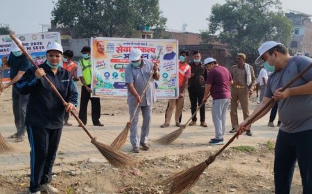 सोरों मेला ग्राउंड में डीएम-विधायक ने झाड़ू लगाई:'सेवा संकल्प अभियान' चलाकर स्वच्छता का संदेश दिया