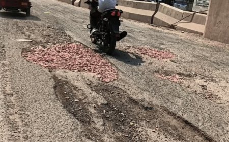 आगरा की मुख्य सड़क MG रोड बदहाल:हिचकोले खा रहे वाहन, नगर निगम के सामने भी हो रहे गड्ढे