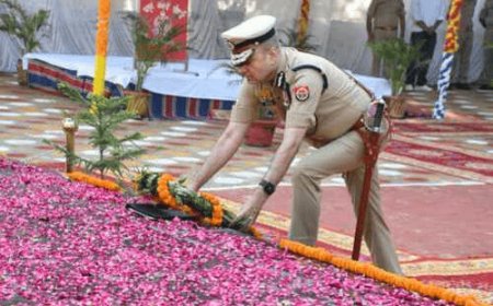 प्राणों को न्योछावर करने वाले शहीदों को दी श्रद्धांजलि:पुलिस स्मृति दिवस पर प्रयागराज चतुर्थ वाहिनी पीएसी में अफसरों ने किया नमन
