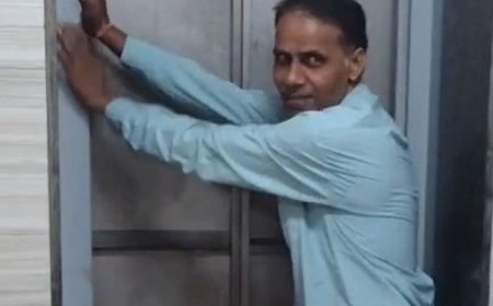 नोएडा की अजनारा होम्स सोसाइटी में फिर अटकी लिफ्ट:महिला ने गेट पीटा तब जाकर प्रबंधन ने निकाला बाहर, पहले भी फंस चुके हैं लोग