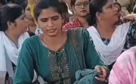 संभल में संविदा एएनएम का धरना चौथे दिन भी जारी:10-12 साल से कार्यरत, समान कार्य-समान वेतन की उठी आवाज