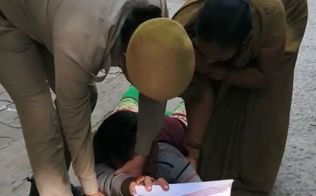 पति एक साल से लापता, महिला को घर से निकाला:जेठ-देवर पर मकान और छह बीघा जमीन कब्जाने का आरोप, दंडवत करती कलेक्ट्रेट पहुंची