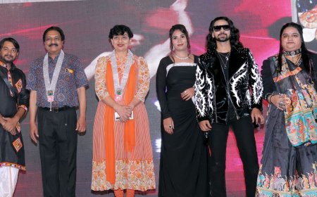 नवोत्सव गरबा में मिशन शक्ति का प्रदर्शन:आगरा में ‘नवोत्सव 2026’ के दौरान कलाकारों ने दी शानदार प्रस्तुतियां