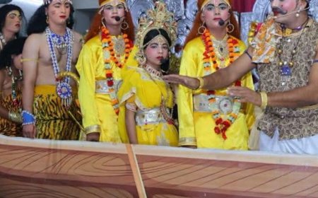 मुजफ्फरनगर में बेमौसम बारिश से प्रभावित:टाउनहाल मैदान का मंच गीला होने पर सनातन धर्म सभा भवन में हुआ मंचन