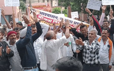 झांसी में सड़कों पर उतरे किसान, सड़क पर लगा जाम:कलेक्ट्रेट में धरने पर बैठे लोग बोले-आवास विकास की योजना वापस नहीं की तो चुनाव बहिष्कार करेंगे