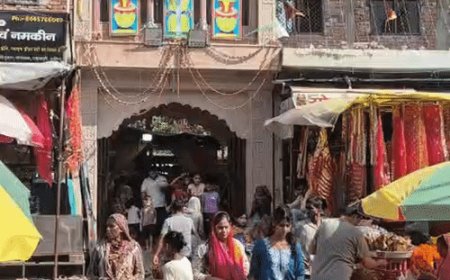 अलीगढ़ में नवमी की धूम, घर-घर कन्या पूजन:सुबह अष्टमी की पूजा के बाद किया नवमी पूजन, हवन और कन्या-लांगुर जिमाकर खोला व्रत; मंदिरों में उमड़ी भीड़