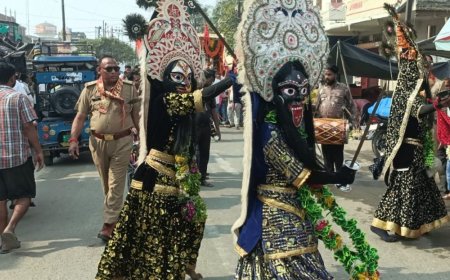 कासगंज में बाबा नीम करोरी महाराज की भव्य शोभायात्रा निकली:प्रभु पार्क से शुरू हुई यात्रा, पथवारी माता मंदिर में विराजमान होंगी चरण पादुका
