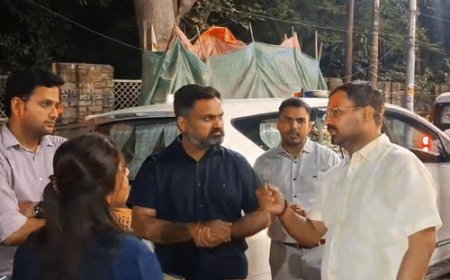 कानपुर में रात 12 बजे सड़कों पर उतरे DM-नगर आयुक्त:कहीं सड़क पर गड्‌ढे मिले, कहीं कूड़े का ढेर, अतिक्रमण हटाने का अल्टीमेटम दिया