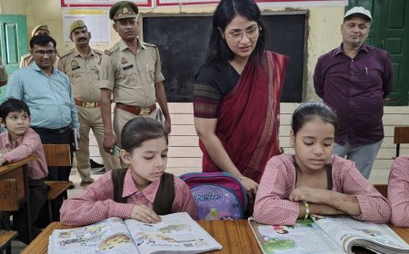 डीएम ने प्राथमिक विद्यालय का औचक निरीक्षण किया:बच्चों से पहाड़े और सामान्य ज्ञान के सवाल पूछे, मिड-डे मील भी परखा