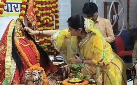 वाराणसी में नवरात्रि पर सेवा कार्यक्रम:मां सेवा शक्ति ट्रस्ट ने आश्रम में बुजुर्गों और असहाय लोगों को बांटी खुशियां