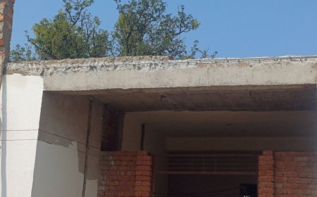 चंदौली में मुख्यमंत्री अभ्युदय विद्यालय की रेलिंग गिरी:बेसिक शिक्षा अधिकारी ने 3 अधिकारियों की टीम बनाई, मटीरियल की भी होगी जांच