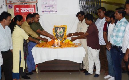 लखनऊ में दिवंगत फार्मासिस्ट को दी श्रद्धांजलि:स्वास्थ्य केंद्र में पुष्पार्चन कार्यक्रम, सहकर्मियों ने व्यक्त किया गहरा शोक
