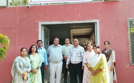 कन्नौज में वन स्टॉप सेंटर का निरीक्षण:अधिकारियों ने परखीं बुनियादी व्यवस्थाएं, पीड़ित महिलाओं को बांटे वस्त्र फल