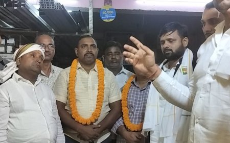 वाराणसी में शिवकुमार गुप्ता का स्वागत:फूलपुर व्यापार मंडल ने स्मृति चिह्न और अंगवस्त्र देकर नवाजा