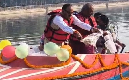 गोमती नदी में छोड़ी गईं एक लाख मछलियां:डिप्टी सीएम ब्रजेश पाठक और मत्स्य मंत्री संजय निषाद रहे मौजूद