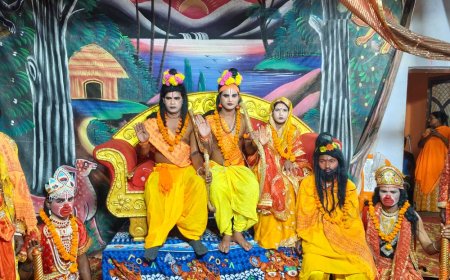 बलरामपुर में भरत मिलाप शोभायात्रा निकली, श्रीराम का राज्याभिषेक हुआ:रामलीला मंचन का समापन, भक्तों ने फूल बरसाकर स्वागत किया