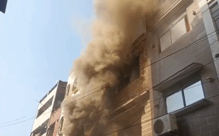 बाबूपुरवा में साइकिल गद्दी के कारखाने में भीषण आग:दो मंजिला मकान तक पहुंची आग की लपटें, फायर ब्रिगेड की चार गाड़ियां मौके पर