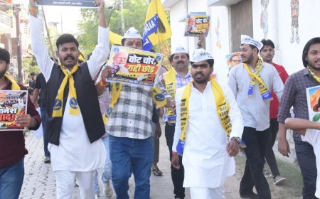 लखनऊ में AAP छात्र विंग ने निकाली पद यात्रा:'वोट बचाओ लोकतंत्र बचाओ' का नारा लगाया, प्रदेश अध्यक्ष बोले- वोट सुरक्षित रहना जरूरी